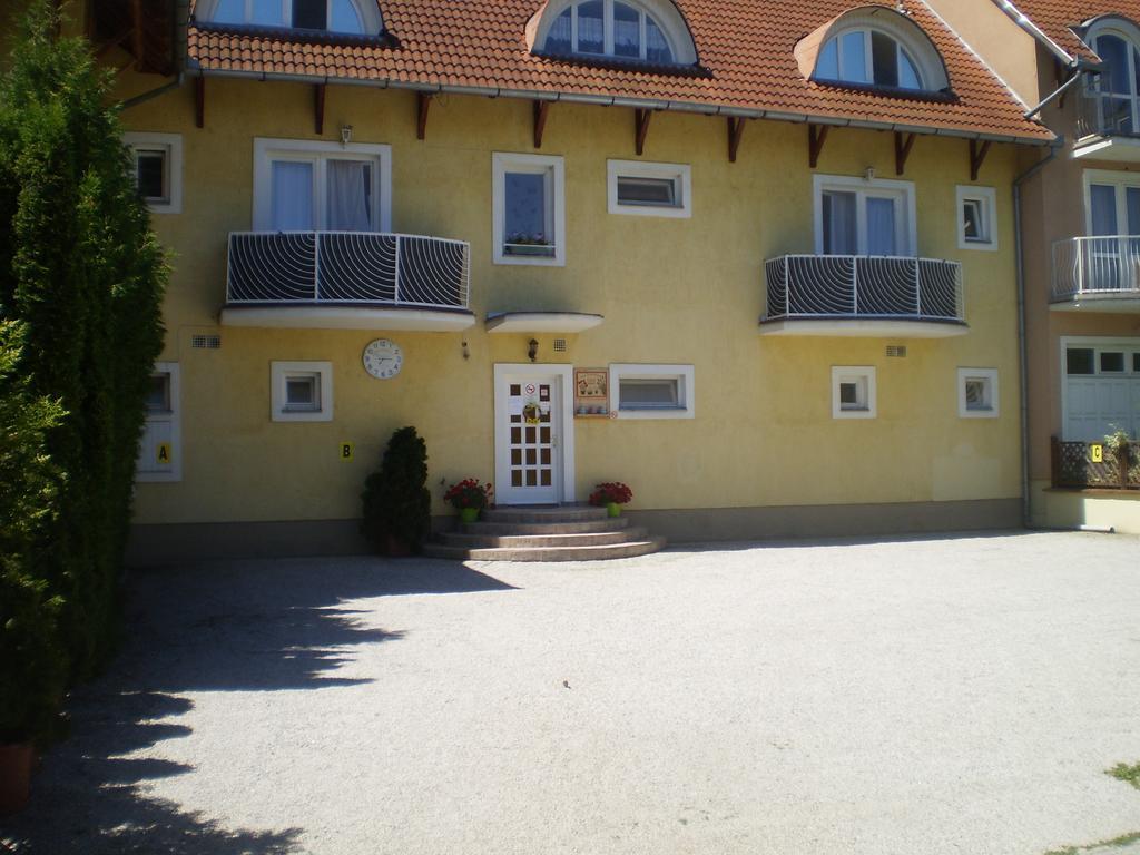 Tarr-Timea Apartmanok Кестхей Экстерьер фото